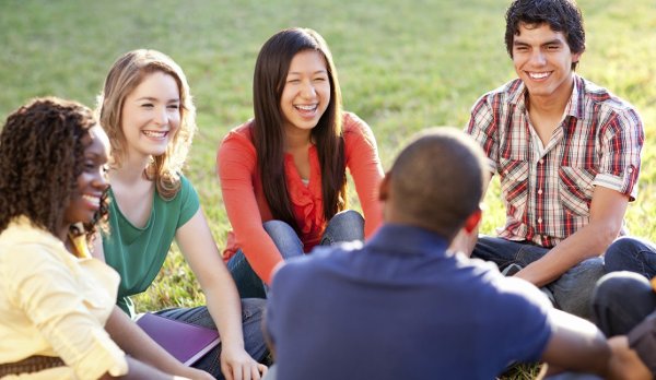 Quan hệ với các nhóm sinh viên để nâng cao kỹ năng giao tiếp