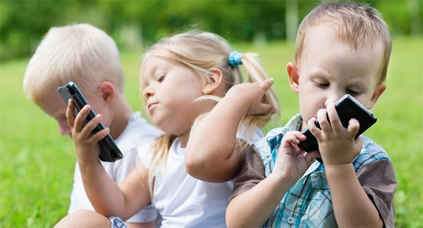 Hiểm họa mang tên smartphone đối với trẻ em - Tác hại khi cho trẻ sử dụng điện thoại thông minh - VnDoc.com