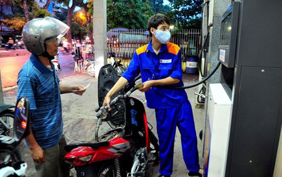 Những mẹo hay giúp bạn tránh bị móc túi khi đổ xăng