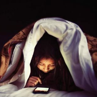 Tác hại khôn lường từ việc sử dụng thiết bị điện tử trước khi ngủ