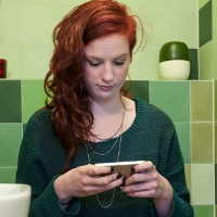 Tác hại "khủng khiếp" của việc dùng điện thoại khi đi vệ sinh