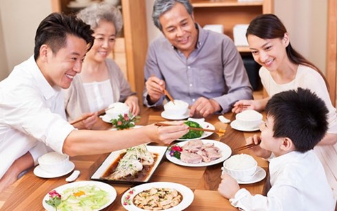 Phép lịch sự khi ăn uống mẹ nhất định phải dạy con