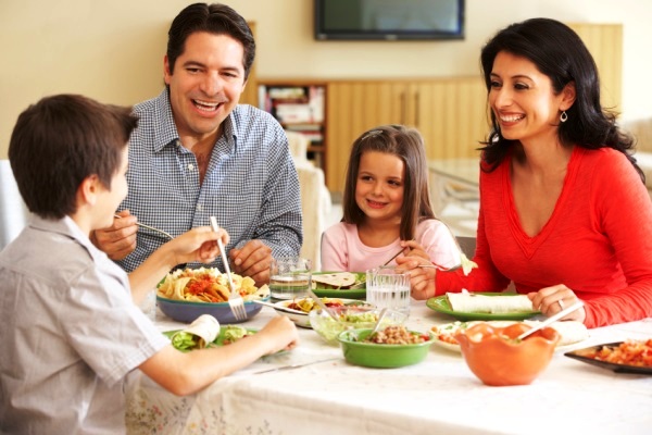Phép lịch sự khi ăn uống mẹ nhất định phải dạy con