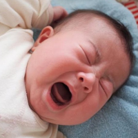 Tại sao trẻ sơ sinh hay giật mình khi ngủ?