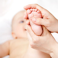 Cách massage chân cho bé ngủ ngon khỏe mạnh