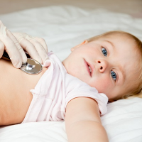 Làm gì khi trẻ sơ sinh thở khò khè, nghẹt mũi có đờm liên tục về đêm