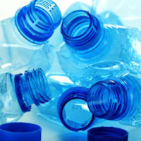 Cách làm sạch chai nhựa đựng nước đơn giản
