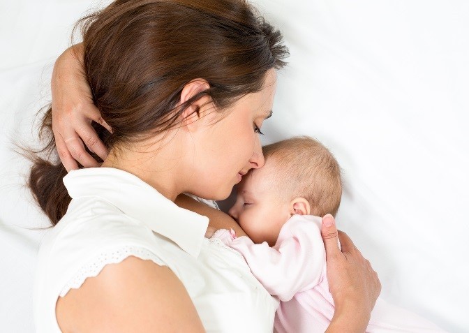 Làm gì khi trẻ sơ sinh ngủ ít, ngắn giấc và hay vặn mình?