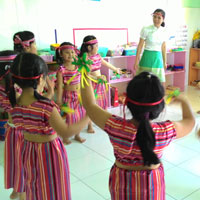 Giáo án lớp lá (5 - 6 tuổi): Vận động theo bài hát "Múa với bạn Tây Nguyên"