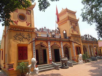 Tam Quan đền Quan Lớn Tuần Tranh ở Ninh Giang