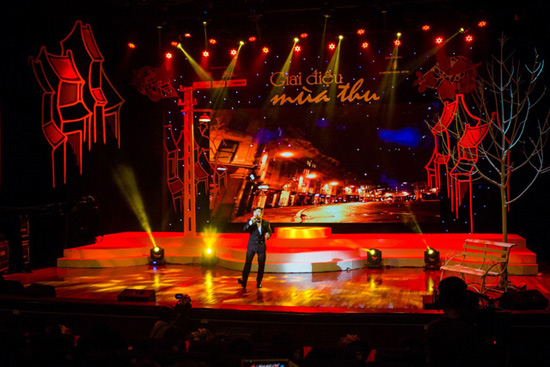 Viết đoạn kết bài mở rộng và không mở rộng Tả ca sĩ đang biểu diễn