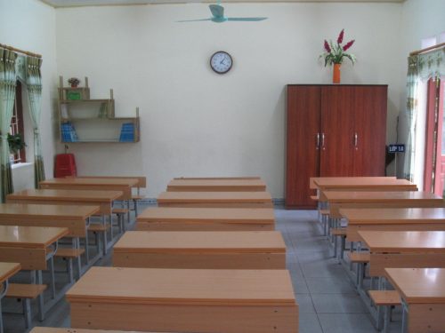 Viết kết bài mở rộng Tả cái bàn học ở lớp hoặc ở nhà của em