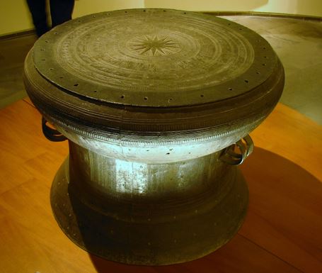 Lập dàn ý lớp 5 tả một đồ vật trong viện bảo tàng hoặc trong nhà truyền thống