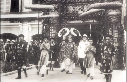 phép vua thua lệ làng