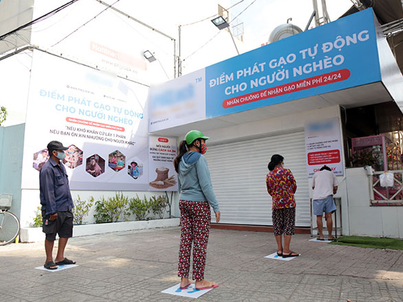 Thuyết minh về cây gạo ATM và tình người trong mùa dịch