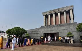 Cảm nhận hai khổ thơ cuối bài Viếng lăng Bác (Viễn Phương)