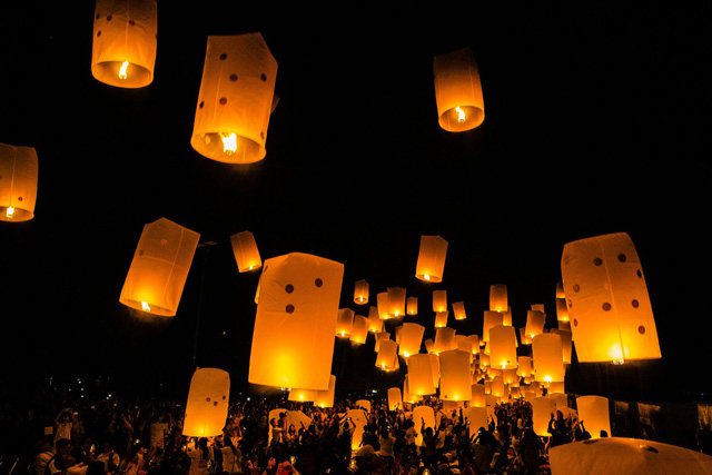 Ca dao: Đêm đêm con thắp đèn trời, Cầu cho cha mẹ sống đời với con