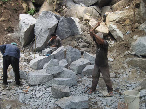 Kết bài thơ Đập đá ở Côn Lôn