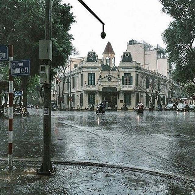 Chọn một phần trong dàn ý bài văn tả cơn mưa em vừa trình bày trong tiết trước viết thành một đoạn văn