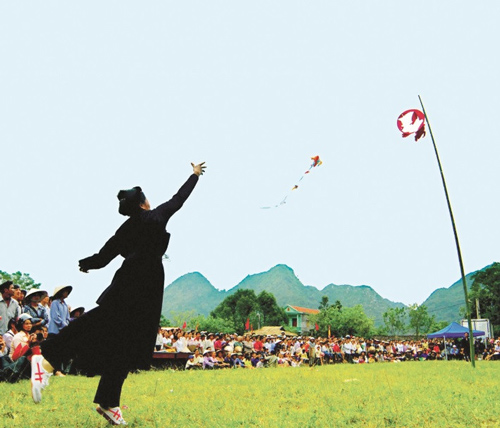 Hãy giới thiệu 1 trò chơi hoặc 1 lễ hội ở quê em