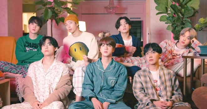 Tả ca sĩ dang biểu diễn BTS