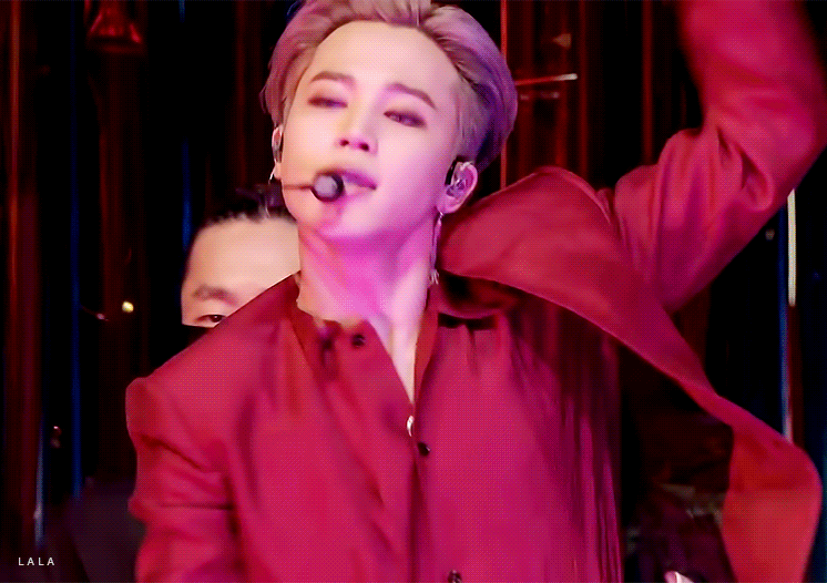 Tả một ca sĩ đang biểu diễn ngắn nhất