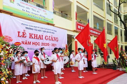 Băng rôn ngày khai trường