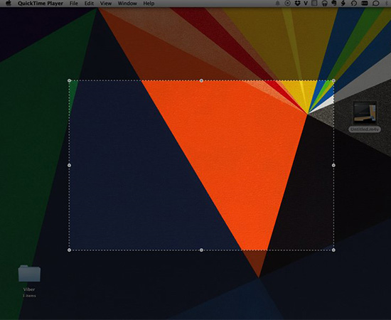 Bước 3: Sau đó bạn nhấp chuột vào khoảng trống bất kỳ trên màn hình để quay toàn bộ màn hình. Còn không thì bạn chỉ cần rê chuột để chọn ra khu vực bạn muốn quay trên desktop của bạn và yêu cầu phần mềm chỉ thu và nhận những gì trong vùng bạn vừa chọn. Ngoài ra, bạn còn có thể thu âm bằng giọng nói để chèn vào trong clip. Cách quay màn hình Macbook có tiếng đơn giản với phần mềm QuickTime