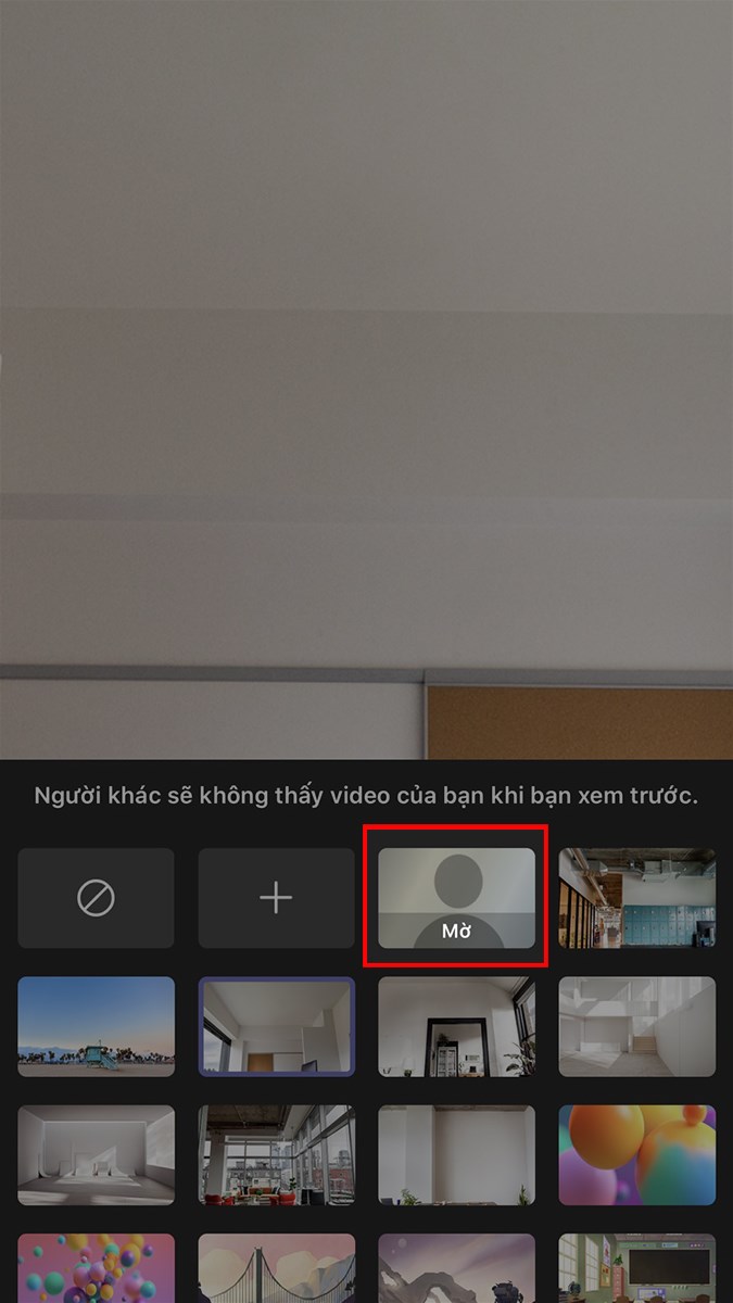 Khi bạn đang học, họp online để đổi phông nền bạn chỉ cần nhấn vào biểu tượng 3 dấu chấm Microsoft Teams