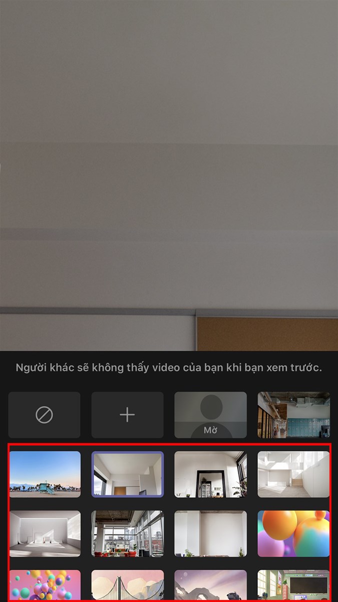 Khi bạn đang học, họp online để đổi phông nền bạn chỉ cần nhấn vào biểu tượng 3 dấu chấm Microsoft Teams