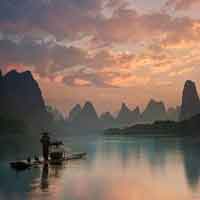 Đề 5: Cảm nhận về vẻ đẹp hình tượng ông lái đò trong đoạn trích: "Cưỡi lên thác sông Đà... quân tợn vừa rồi"