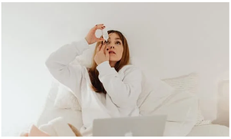 Rửa mắt bằng nước muối sinh lí