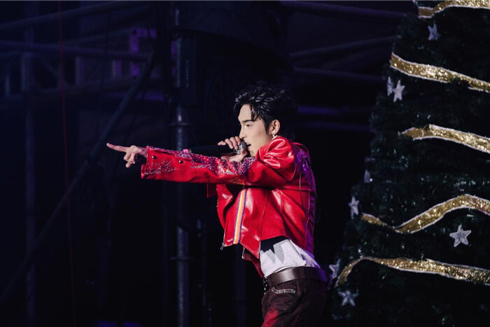 Tả ca sĩ Wren Evans đang biểu diễn