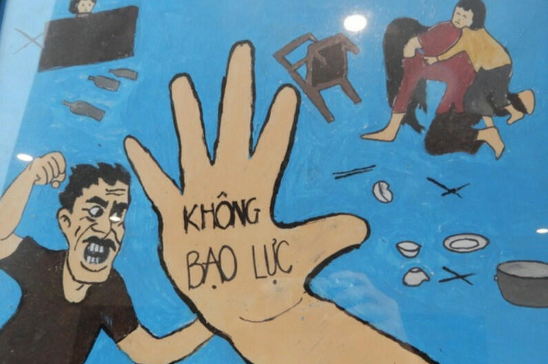 Áp phích với nội dung "Nói không với bạo lực gia đình"